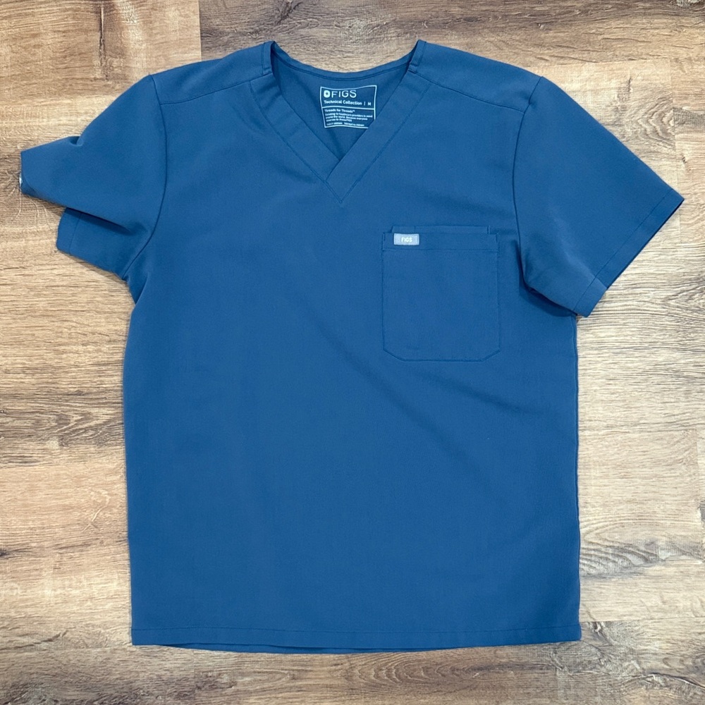 FIGS Men’s M Space Navy Leon Three-Pocket Scrub Top™